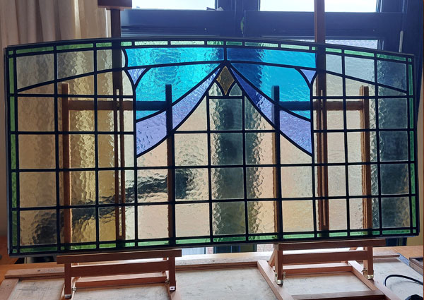 glas in lood raam met boogvorm